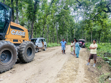 चितवन राष्ट्रिय निकुञ्जकाे कसराबाट रिउसम्मको सडक मर्मत गरिँदै